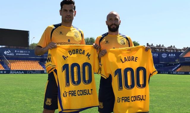 Los jugadores de la AD Alcorcón Laure y Dorka, entran a formar parte del club de los 100