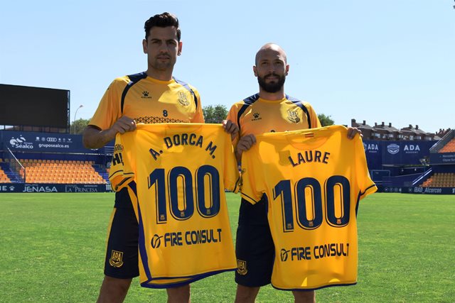 Los jugadores de la AD Alcorcón Laure y Dorka, entran a formar parte del club de los 100